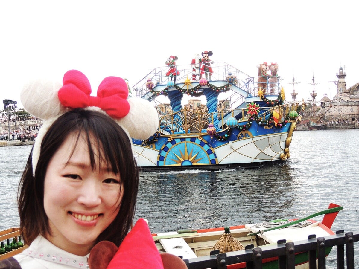 ミッキーマウスやミニーマウスもクリスマスコスチュームに身を包んで登場