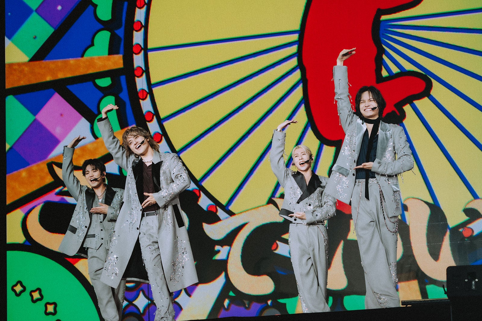 Aぇ! group、4人体制初ツアーでドーム宣言 天井ゴンドラ＆巨大ランウェイに横アリ熱狂【ライブレポート／Aぇ! group LIVE TOUR 2026 Runway】
