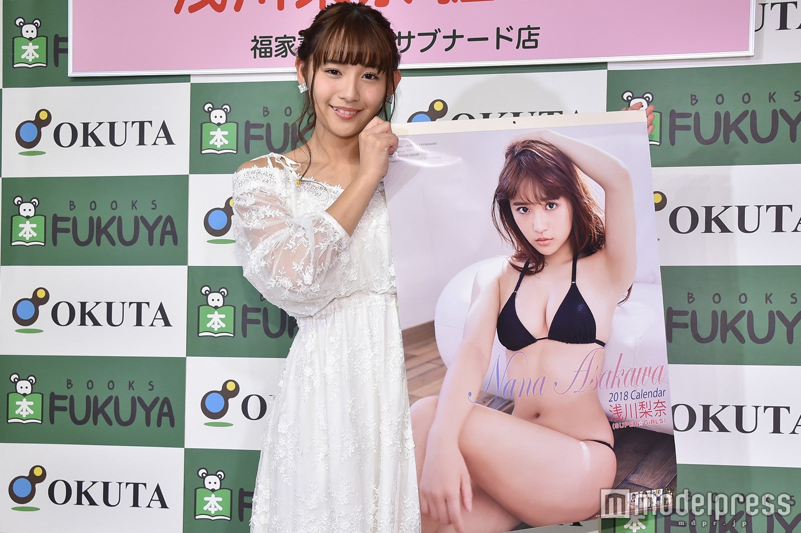 スパガ浅川梨奈、美乳のぞく水着姿にも自信「1日を私で始まり、私で終わって」