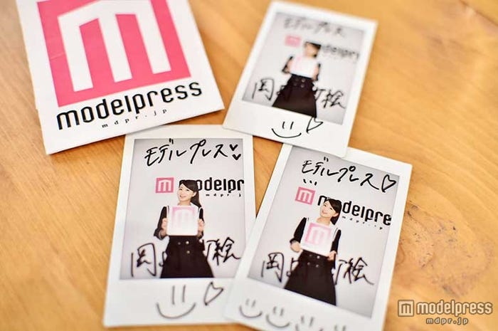 岡崎紗絵さんの直筆サイン入りチェキ
