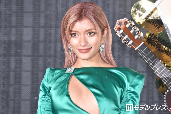 ローラ、胸元ざっくり水着姿で美ボディ際立つ「スタイル抜群」「ずっと憧れ」の声
