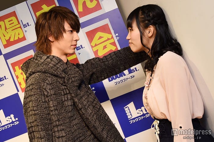 ファンを相手に壁ドンを披露した鮎川太陽