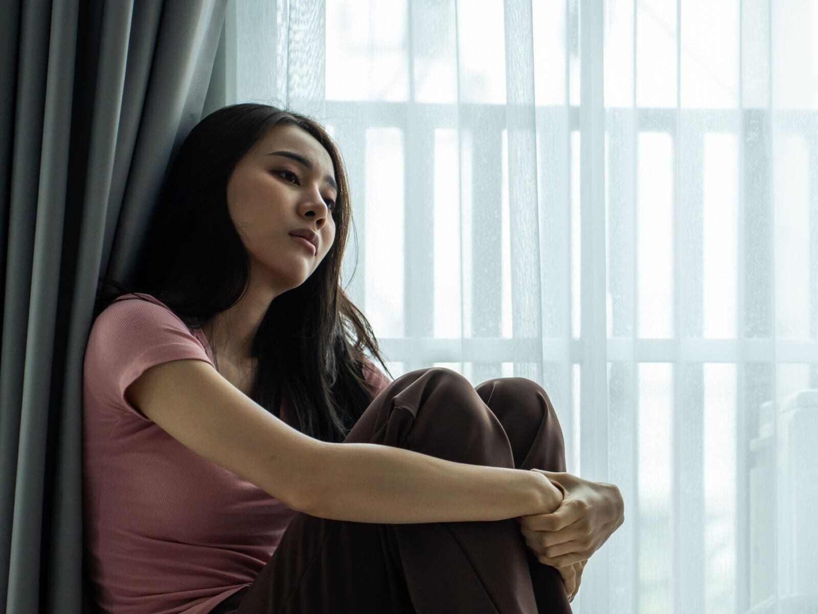 孤独だと死亡リスクが上がる？ 「1日15本の喫煙に匹敵」説も……孤独の健康リスク【脳科学者が解説】