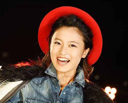 小島瑠璃子、へそ出しスタイルで美くびれ披露