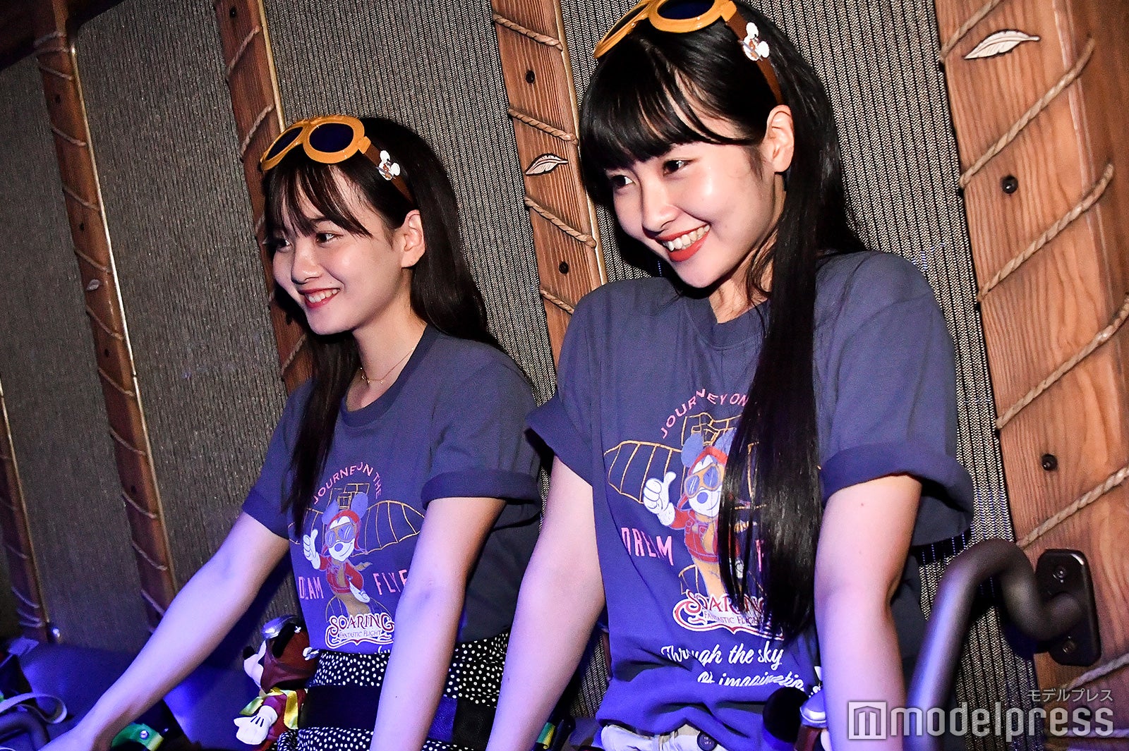 「ソアリン：ファンタスティック・フライト」乗車イメージ／モデル：青山舞莉、寺沢美玲（C）モデルプレス（C）Disney