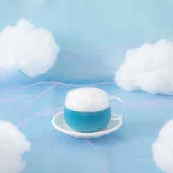 空色のホットバタフライピーティー税込1,090円(C)BIGHIT MUSIC & HYBE. All Rights Reserved.