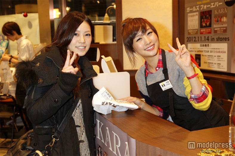 ファンにCDを手渡すKARA・ニコル