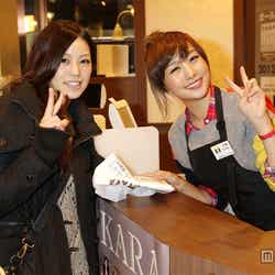 ファンにCDを手渡すKARA・ニコル