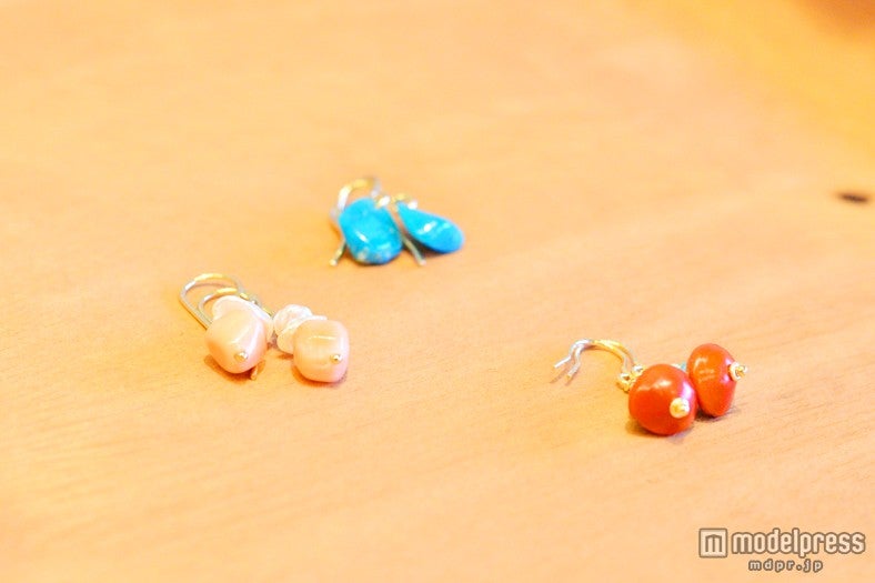 （左から）淡水パール、ターコイズ、ナンバンアカアズキのピアス