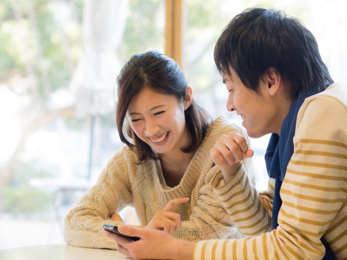 気遣い、会話上手…イケメンじゃないのにモテる男性の特徴6つ