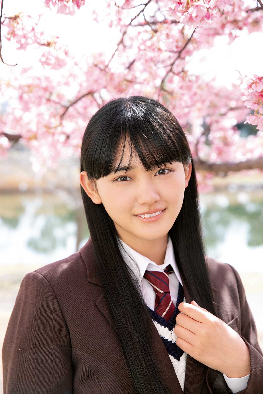 櫻坂46山崎天、桜バックにフレッシュな制服姿披露