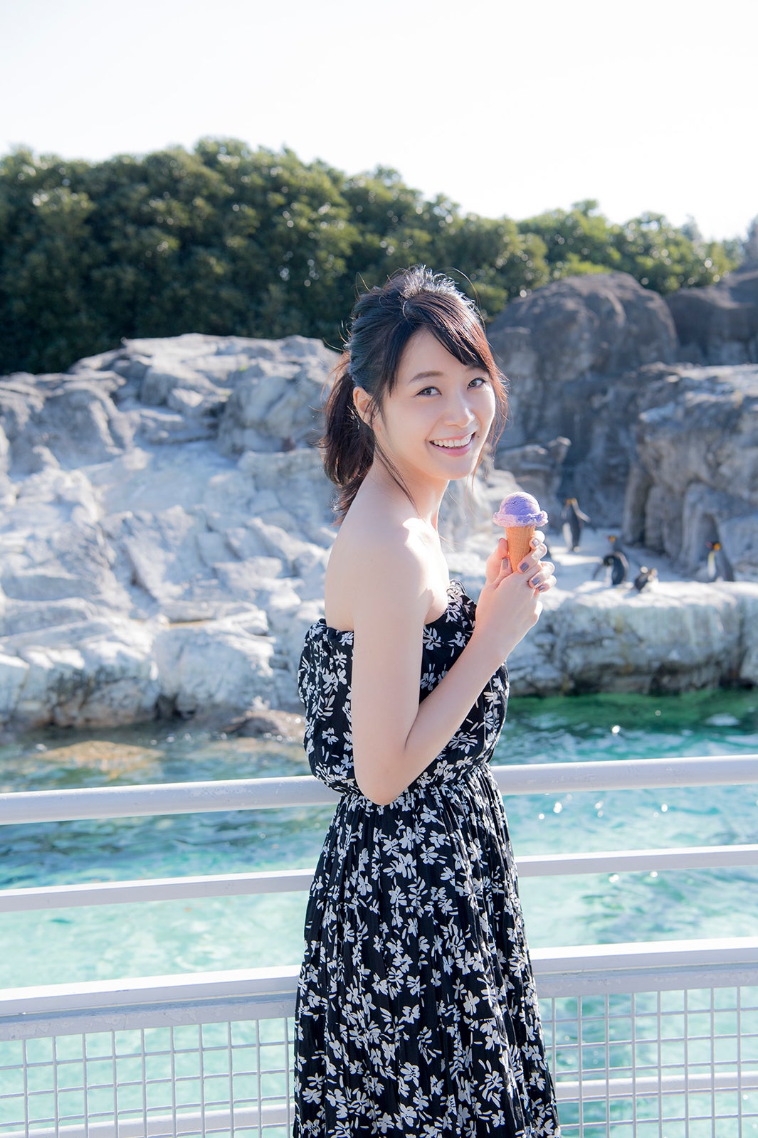 ペンギンの水槽前で撮影／深川麻衣『MY magazine』より（画像提供：宝島社）