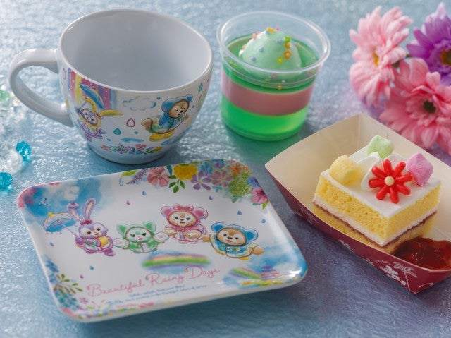 ヨーグルトムース＆ライムゼリー、スーベニアカップ付き 990円、ショートケーキ、スーベニアプレート付き 990円（C）Disney