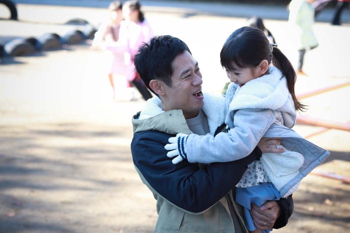 伊藤淳史「離婚しない男―サレ夫と悪嫁の騙し愛―」第3話より(C)テレビ朝日