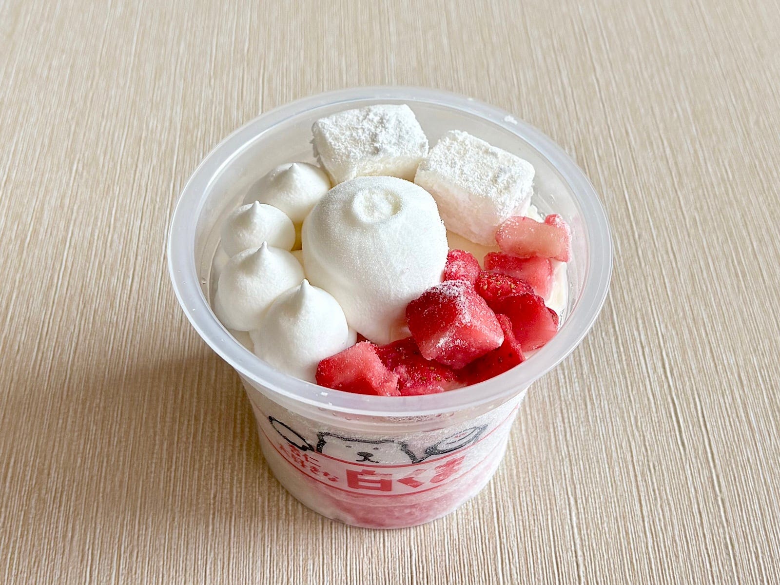 杏仁アイスに、いちごとわらび餅がトッピング。ぜいたくな味わいに癒やされます!