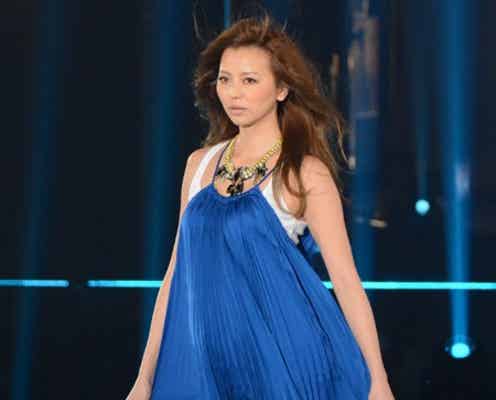 香里奈、風になびくワンピース…美ウォーキングに3万人釘付け