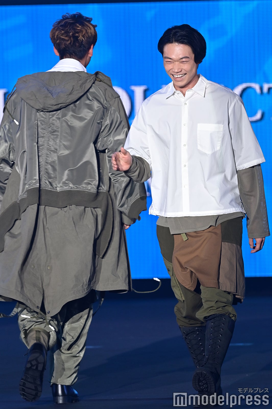 竹内涼真とのハイタッチに笑顔の笠松将 （C）モデルプレス