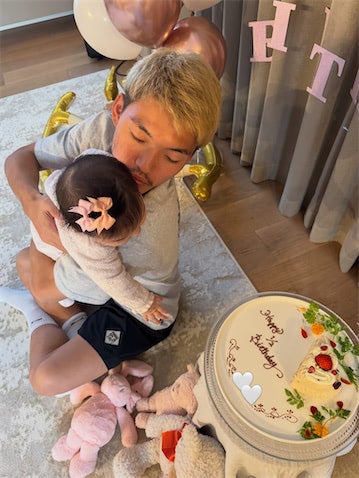 サッカー堂安律の妻、愛娘に"デレデレ"な夫の姿を公開「律くんパパしてる」「素敵」