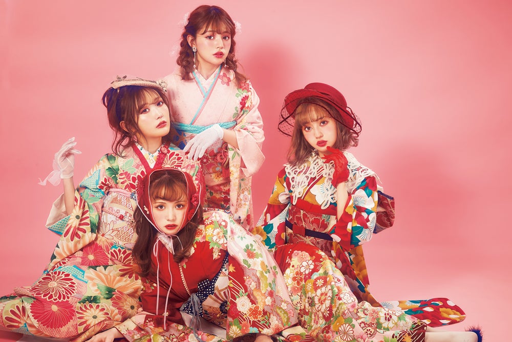 前列：黒瀧まりあ中列左より：菅野結以、中村里砂 後列：吉木千沙都 （写真提供：徳間書店）