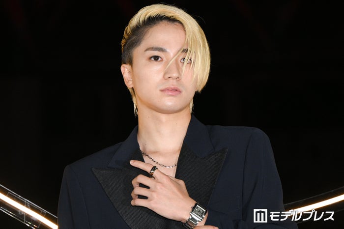 木戸大聖、胸元ざっくりジャケットでジュエリー際立つ 俳優としての目標明かす【カルティエ「“TRINITY 100” セレブレーションパーティ」】