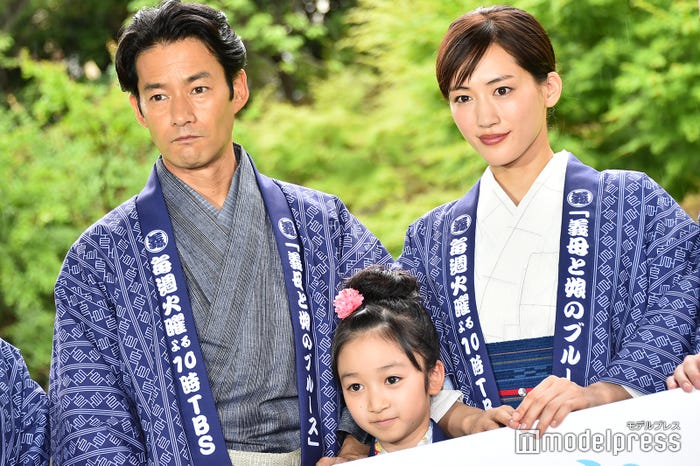 竹野内豊、横溝菜帆、綾瀬はるか (C)モデルプレス