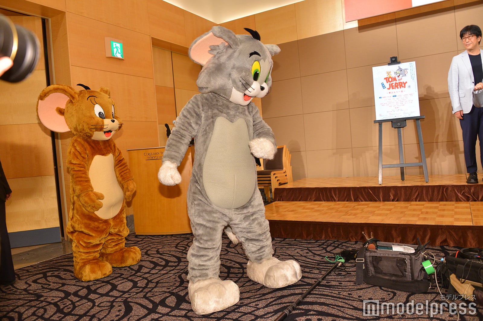 機材を踏んでしまい後ずさりするトムとそれを見ているジェリー（C）モデルプレス