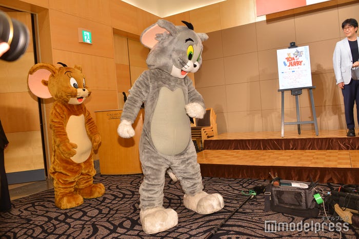 機材を踏んでしまい後ずさりするトムとそれを見ているジェリー(C)モデルプレス