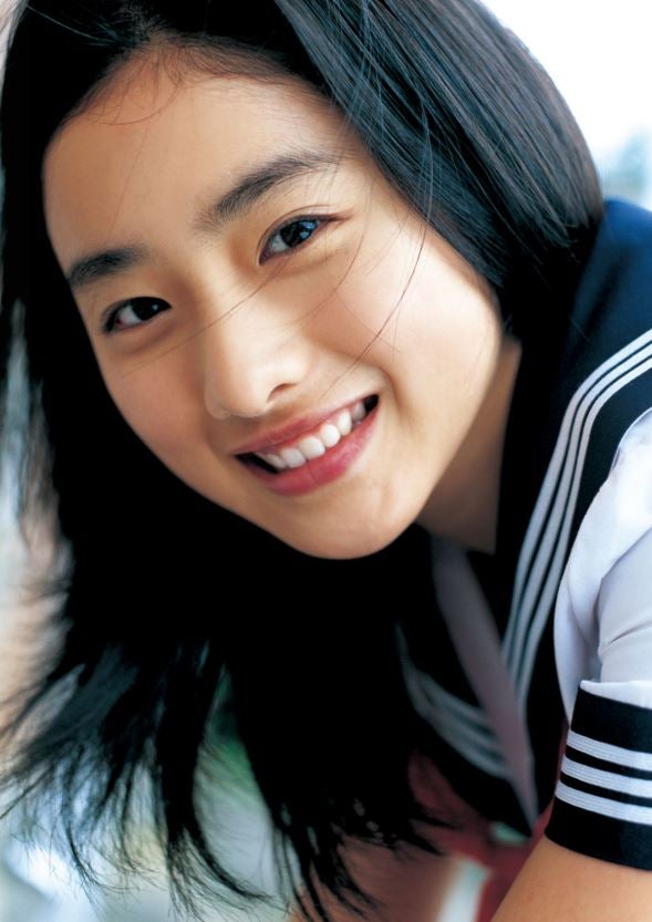 石原さとみ、16歳の初々しいセーラー服姿再び　ファースト写真集が復刻