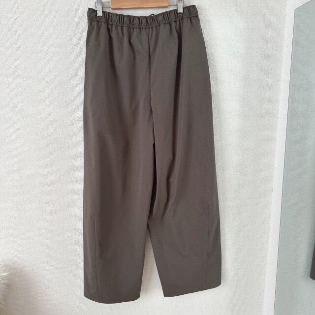 GU　バレルレッグプルオンパンツQ　OLIVE　後ろ側