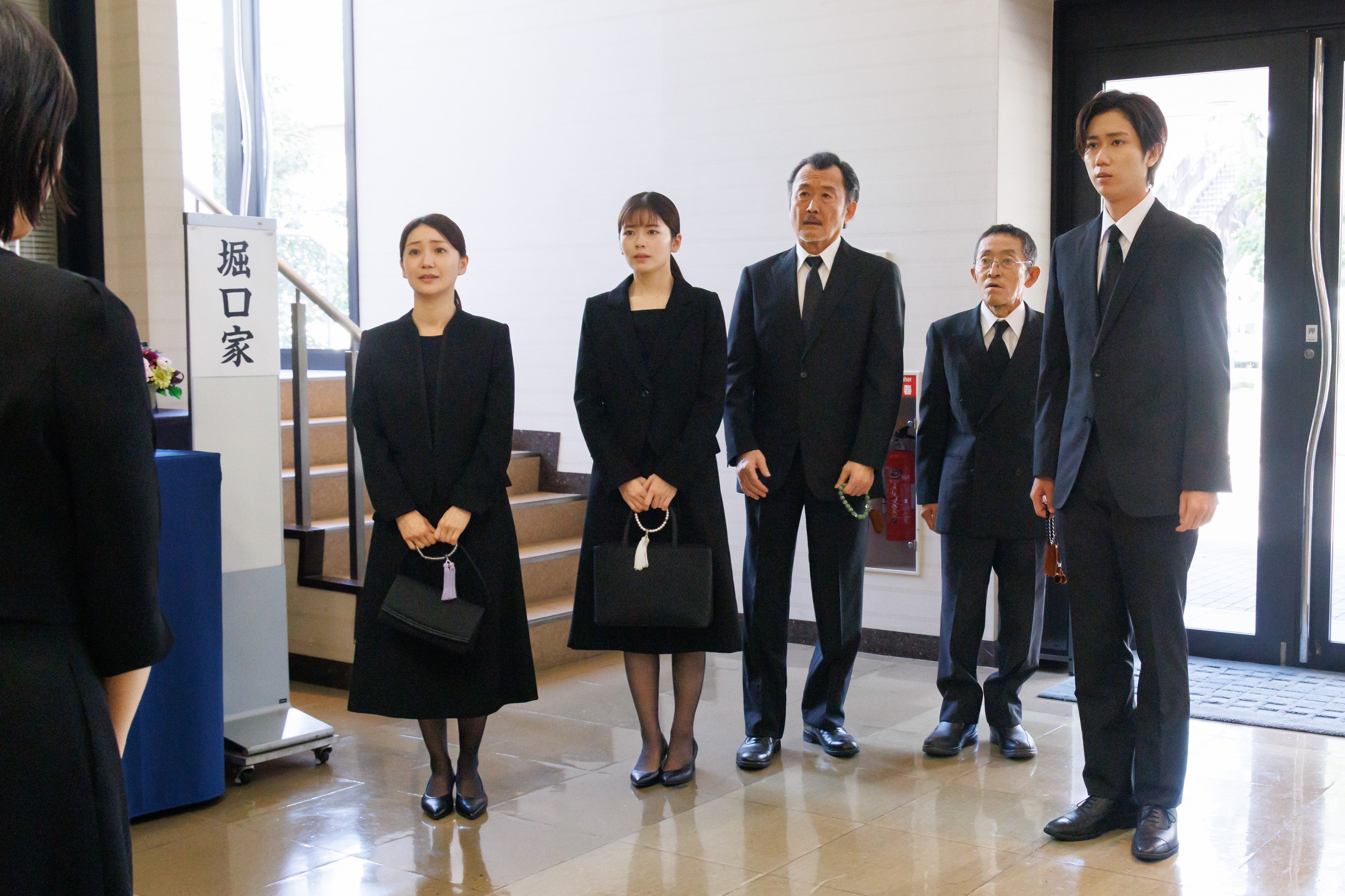 大島優子、小芝風花、吉田鋼太郎、半海一晃、阿部亮平「GO HOME～警視庁身元不明人相談室～」第9話より（C）日本テレビ