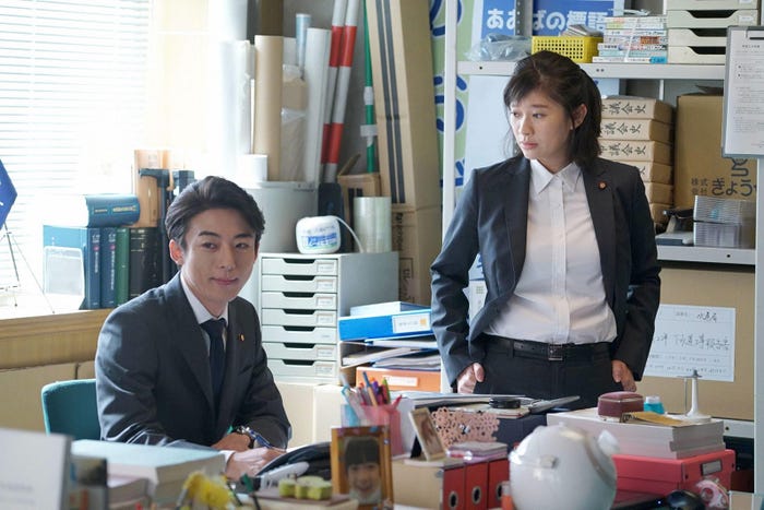 高橋一生、篠原涼子/「民衆の敵」第3話より(C)フジテレビ