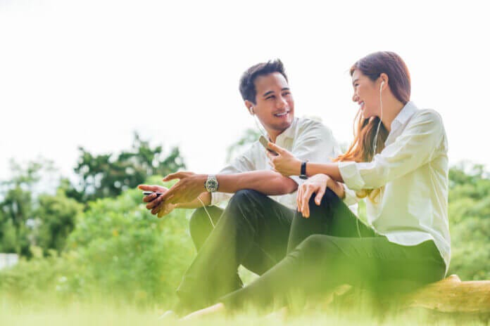 男性が本命だと思っている女性にしか取らない行動って？