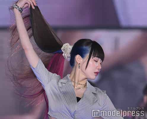 “骨格ウォニョン”で話題のゆりにゃ、ミニ丈パンツ&へそ出しスタイルで魅了<関西コレクション 2023 S/S>