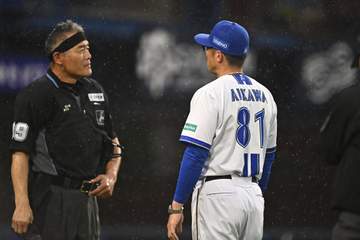 DeNA・相川監督「打撃妨害の抗議に行きました」 自身の退場を説明 延長十一回に遅延行為で就任後初 「宮崎も（ミットに）当たっているとのことだったので」