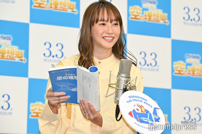 公開アフレコをする藤本美貴(C)モデルプレス