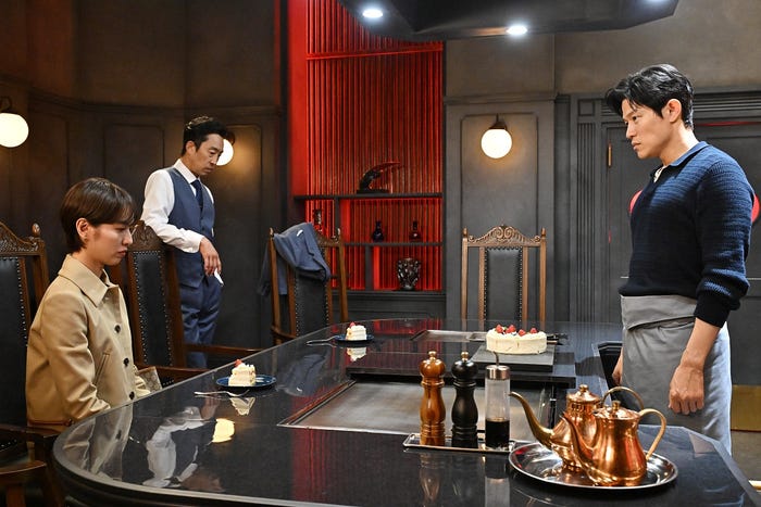 戸田恵梨香、北村有起哉、鈴木亮平(C)TBS