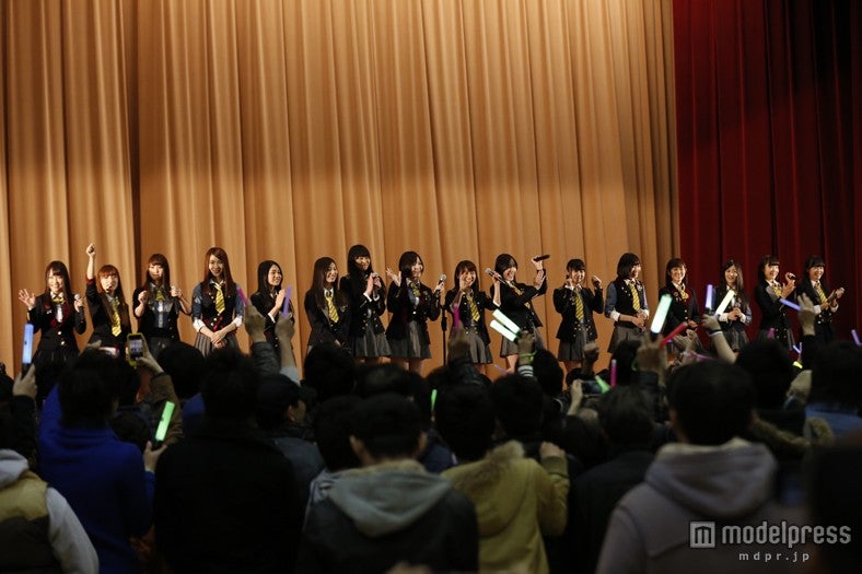 宮城県石巻市・石巻市総合体育館を訪問したAKB48メンバー（C）AKS