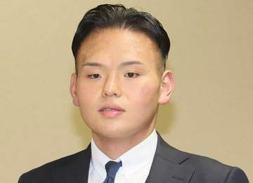 「ますますお若く少年のよう！」大減量の元貴景勝、湊川親方が弟子に囲まれて誕生日報告 まだ30歳 「一番若く見える」