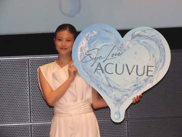 今田美桜 さわやか白のノースリーブドレスで登場 コンタクトレンズの思い出告白「最初は入れるのが難しかった」