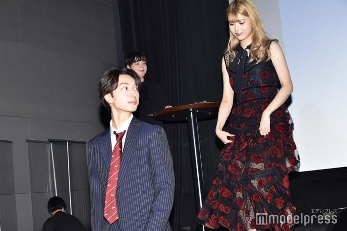 客席に降りる木村慧人、馬場ふみか (C)モデルプレス