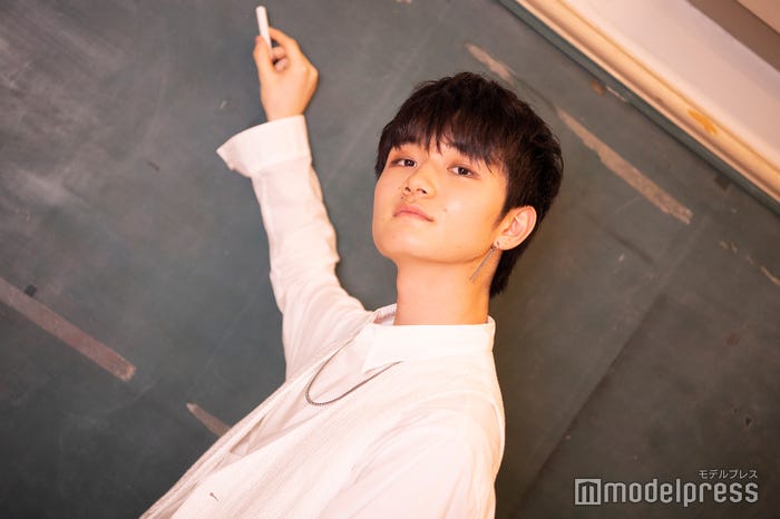 教室のシチュエーションを想像して自らポーズを色々と提案してくれました!/瀧澤翼(C)モデルプレス