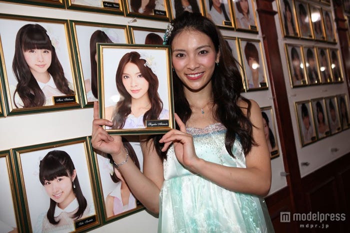 写真を外す秋元才加/卒業公演(C)AKS