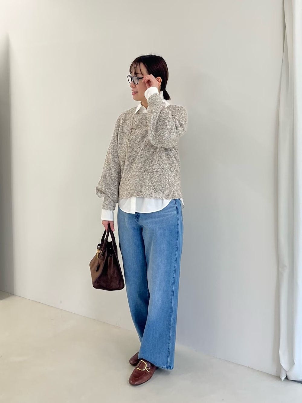 【OKコーデ】白シャツを挟むと着こなしが引き締まります　出典：WEAR