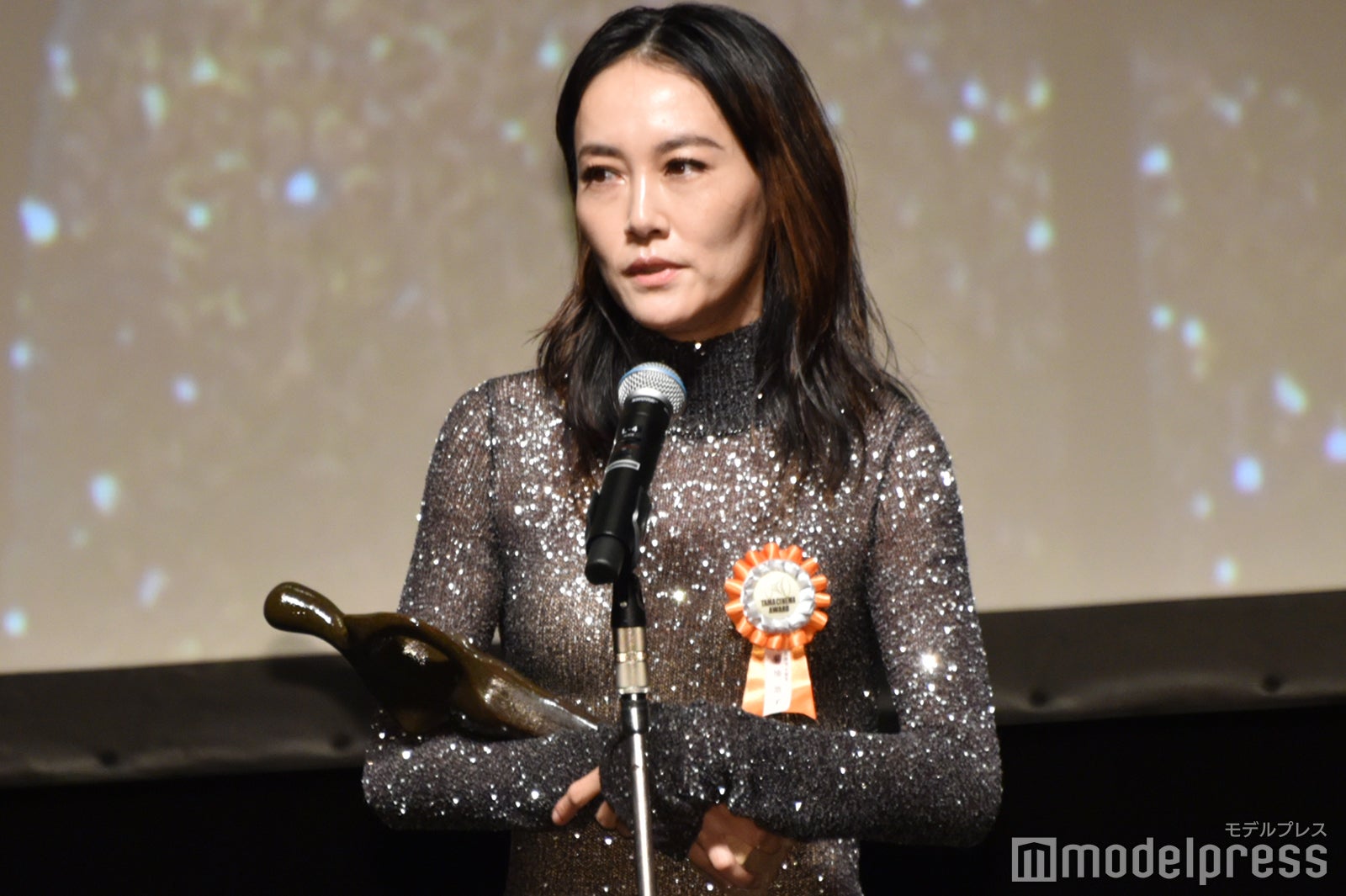 菊地凛子、美ボディライン際立つタイトドレス披露 受賞に感慨「心の励みになった」＜第15回TAMA映画賞＞
