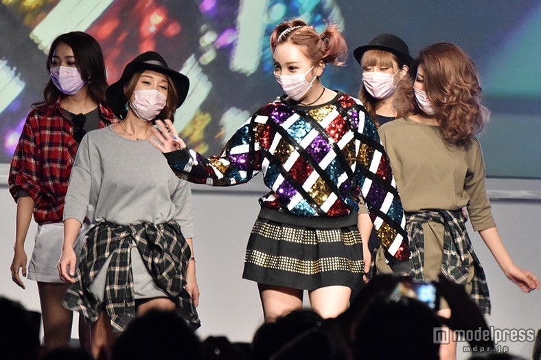 ざわちん（中央）