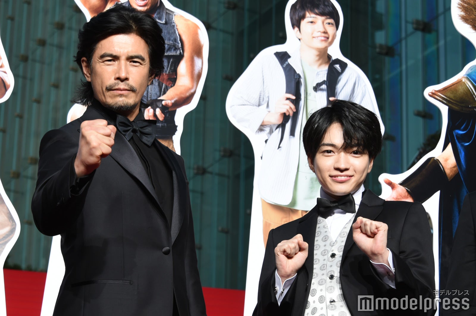 伊藤英明、なにわ男子・西畑大吾ら、タキシード姿でレッド