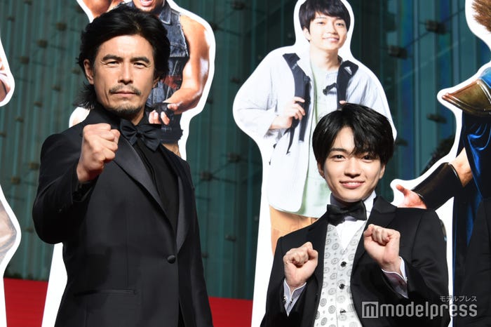 各々のガッツポーズを披露する伊藤英明、西畑大吾(C)モデルプレス