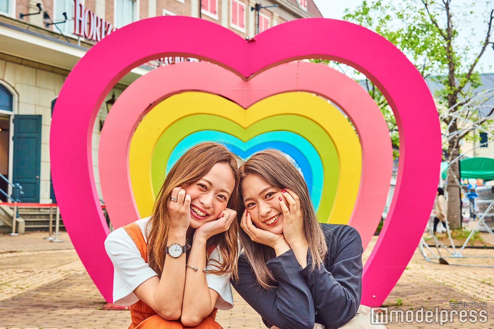 おそろいポーズで撮影すれば可愛く盛れる（C）モデルプレス