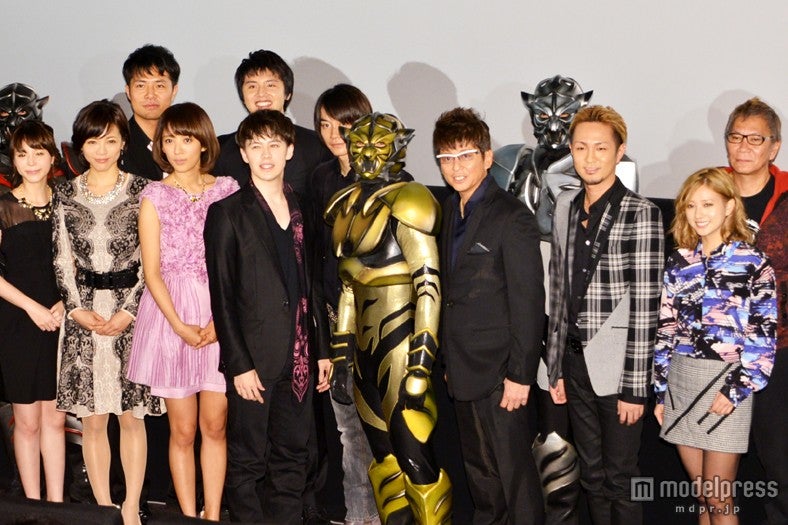 映画「タイガーマスク」初日舞台挨拶に出席した（前列左から）平野綾、釈由美子、夏菜、ウエンツ瑛士、哀川翔、浦田直也、伊藤千晃（後列左から）落合賢監督、勝信、良知真次、三池崇史