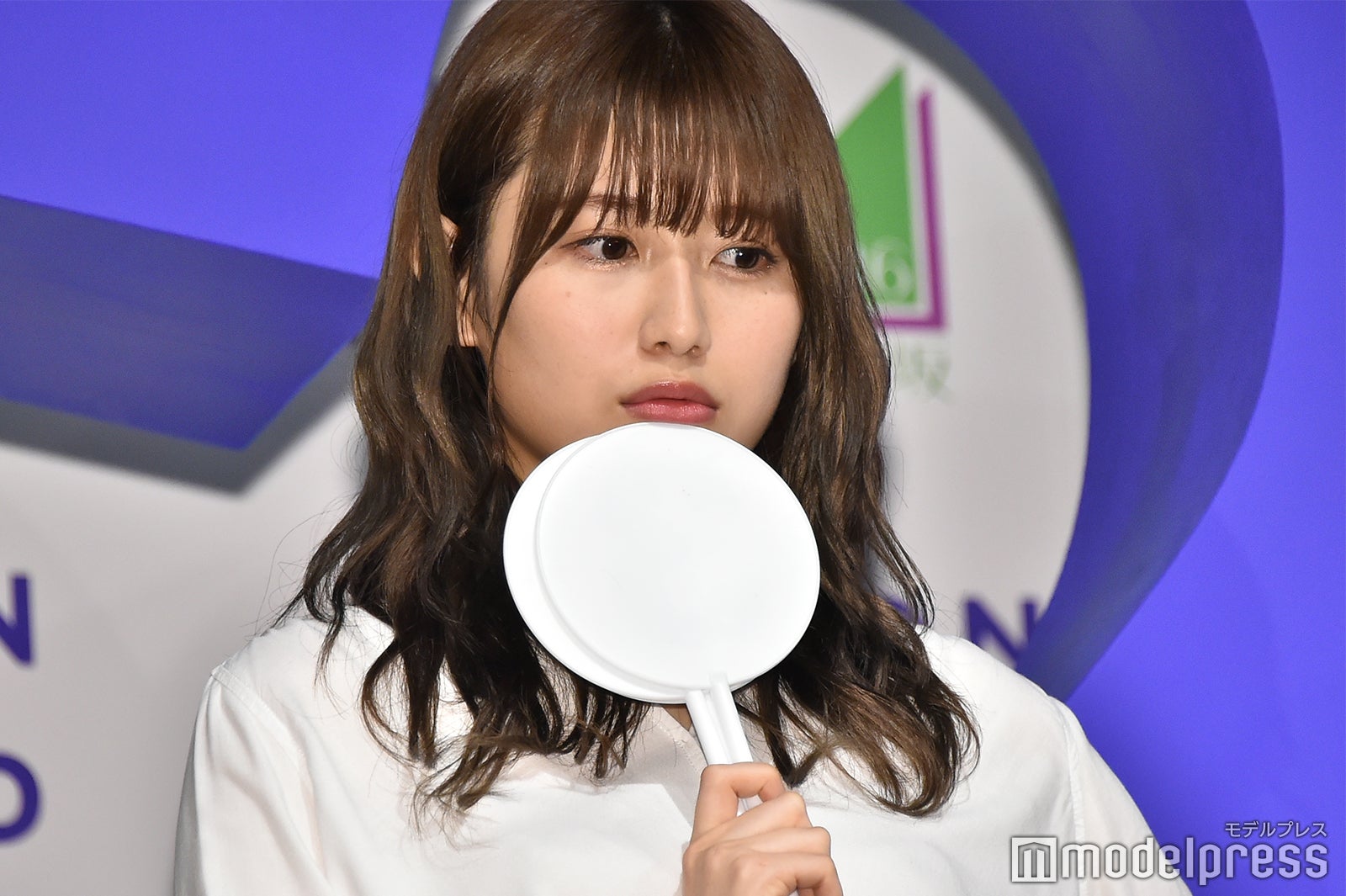 クイズに悩む守屋茜 （C）モデルプレス